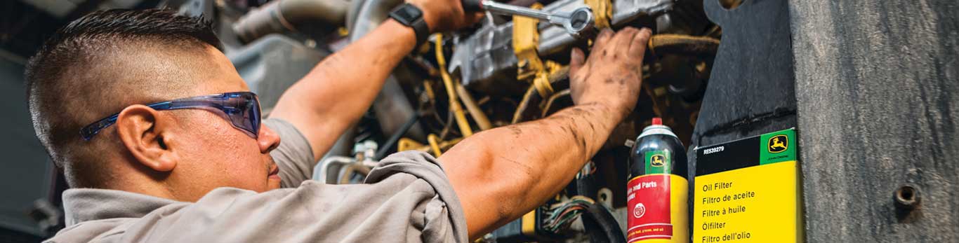 el técnico trabaja en un motor