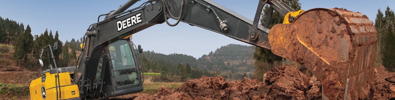 Excavadora E130 II en un lugar de trabajo.