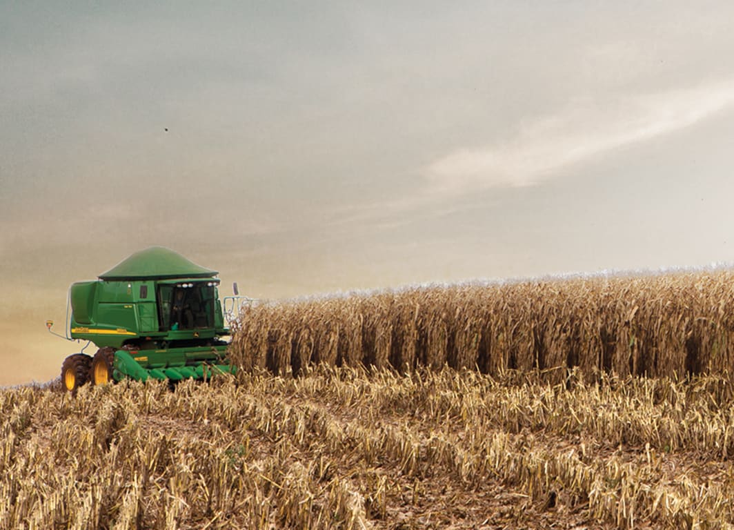 El sistema guíando con precisión a la cosechadora a través del campo.