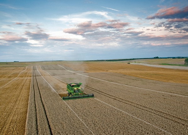 Cosechadora en campo con AutoTrac Integrado.