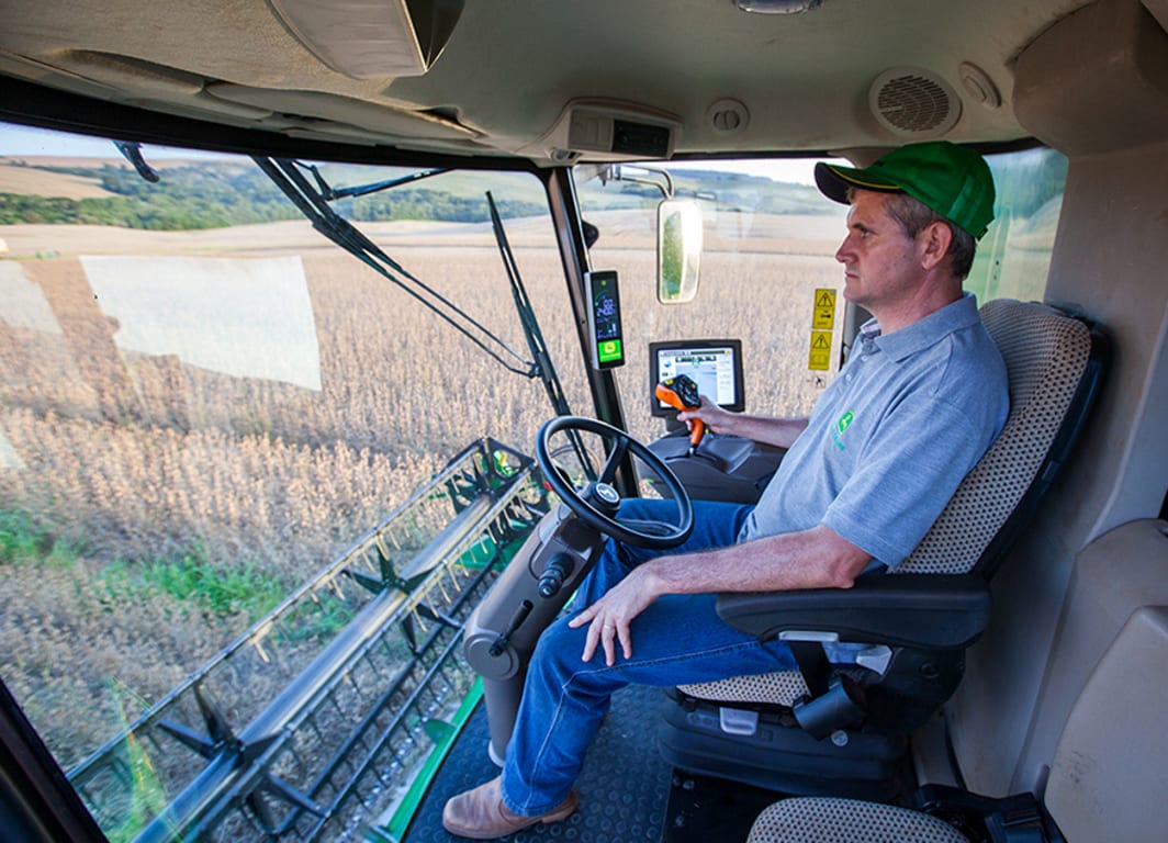 AutoTrac™ dirigiendo automáticamente la máquina por el campo.