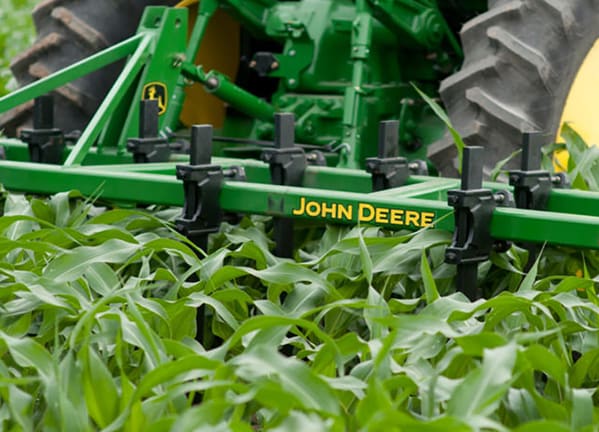 Cultivador MX 10 en el campo.