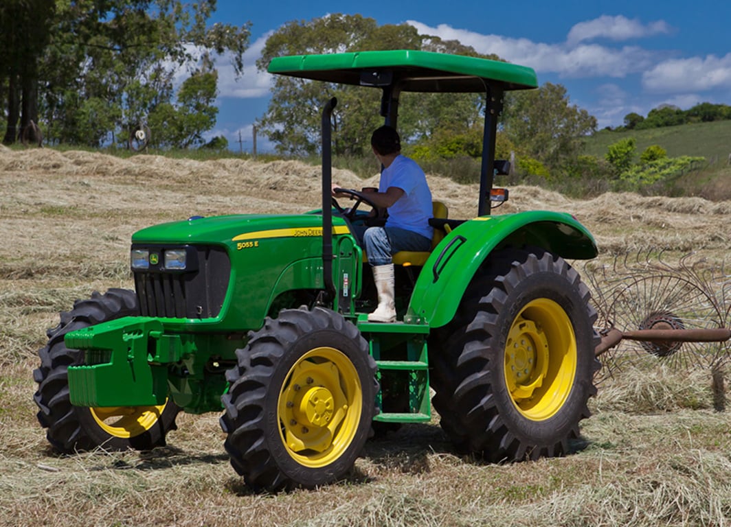 Tractor utilitario 5055E en el campo.