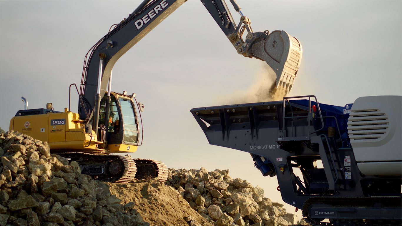 John Deere Excavator loads a Kleeman crusher