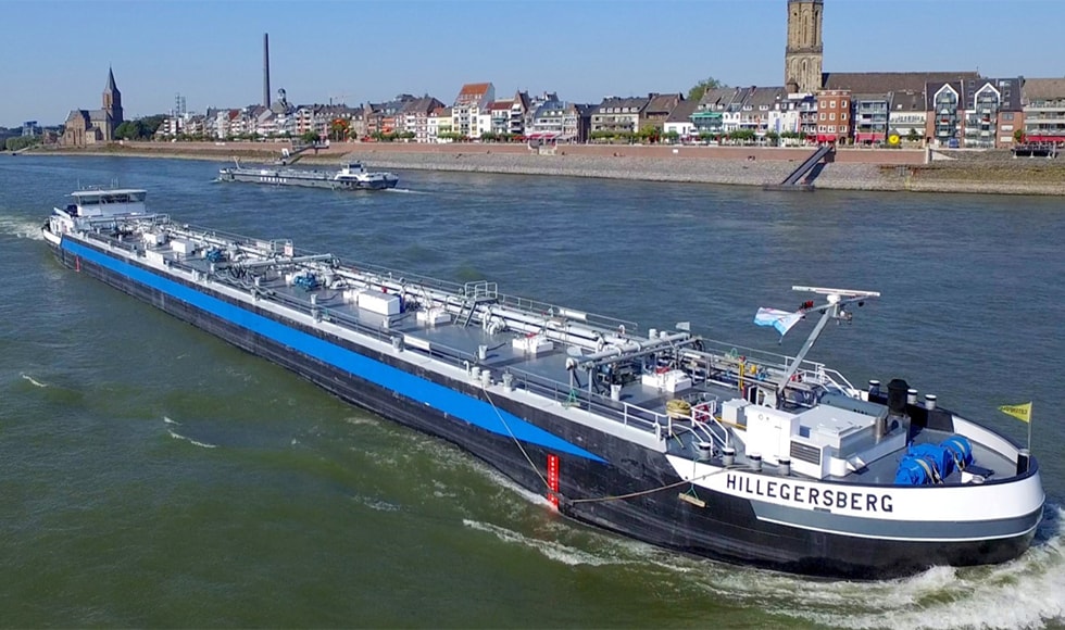 John Deere-powered Hillegersberg vessel passing through a canal