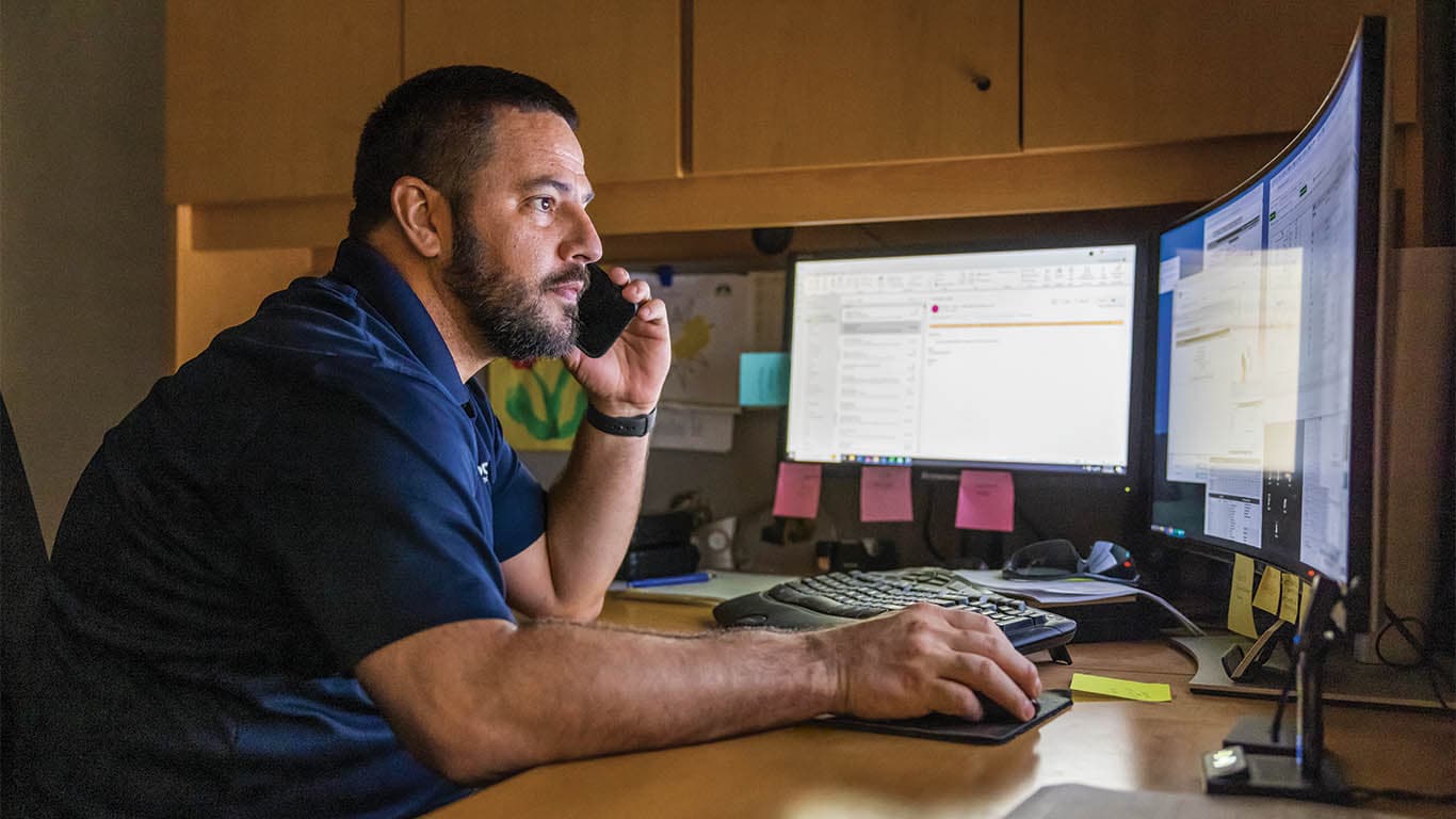 Man using operations center on his desktop computer to monitor machines