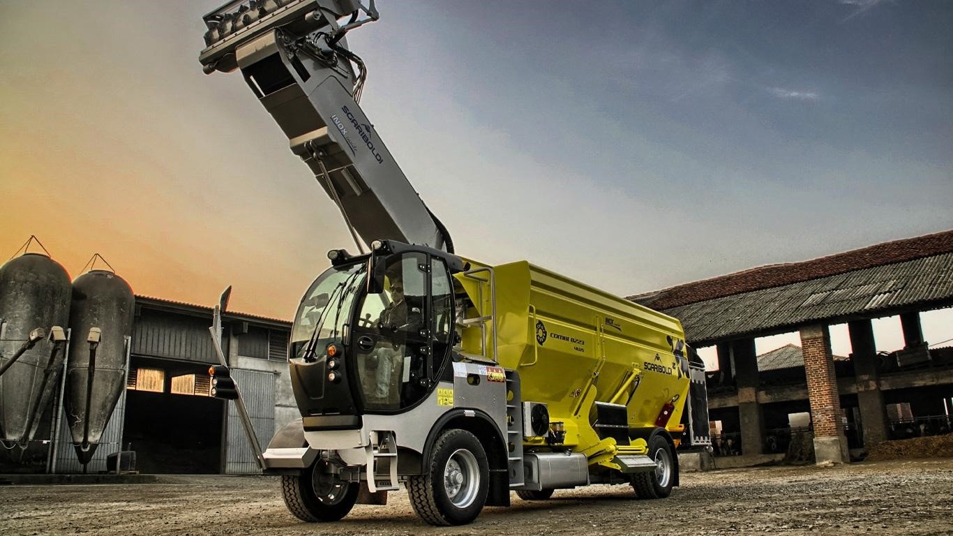 Sgariboldi’s self-propelled feeding and mixing system powered by John Deere Final Tier 4 engines on a farm