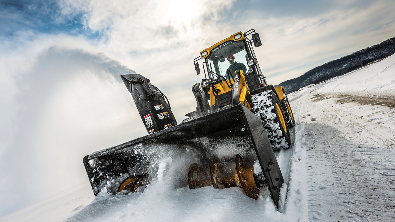 snowblower-image-panel-R4E000075-1366x768.jpg
