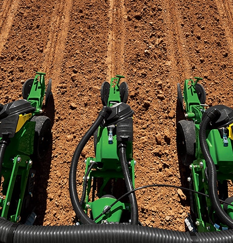 John Deere 1700 Serisi dikim makinesi ile bir arazide dikim ve ekim