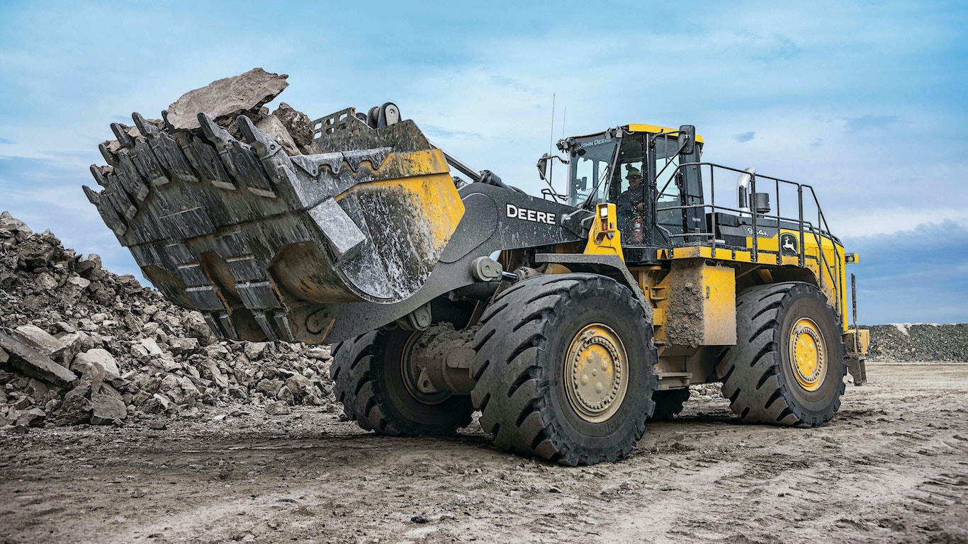 Image of the 944K Hybrid machine moving rock materials on a jobsite.