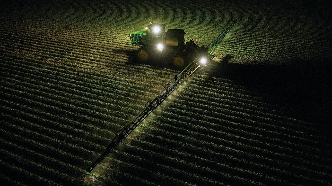 412R Sprayer working field at night
