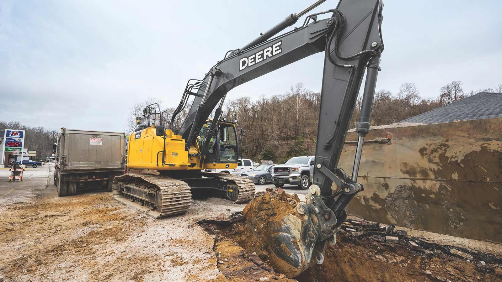 John Deere 345G LC excavator models for road building, landscaping, underground, building and site development applications.