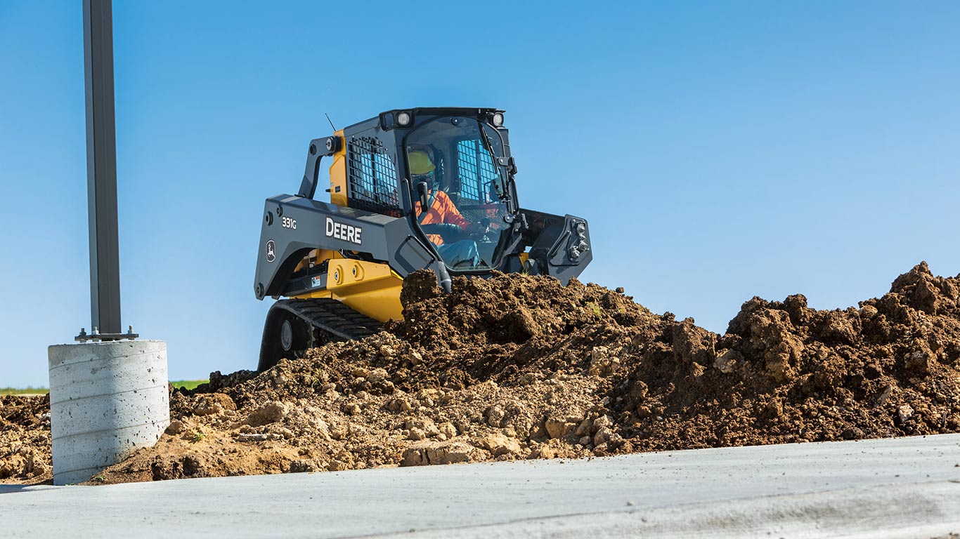 The on-board grade indication option provides cross slope, main-fall slope, absolute slope and relative slope readouts of John Deere G-Series machines.
