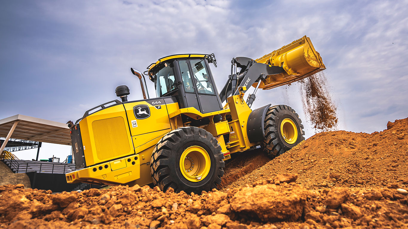 Trabajador moviendo tierra en el campo con el nuevo cargador de ruedas 644 P