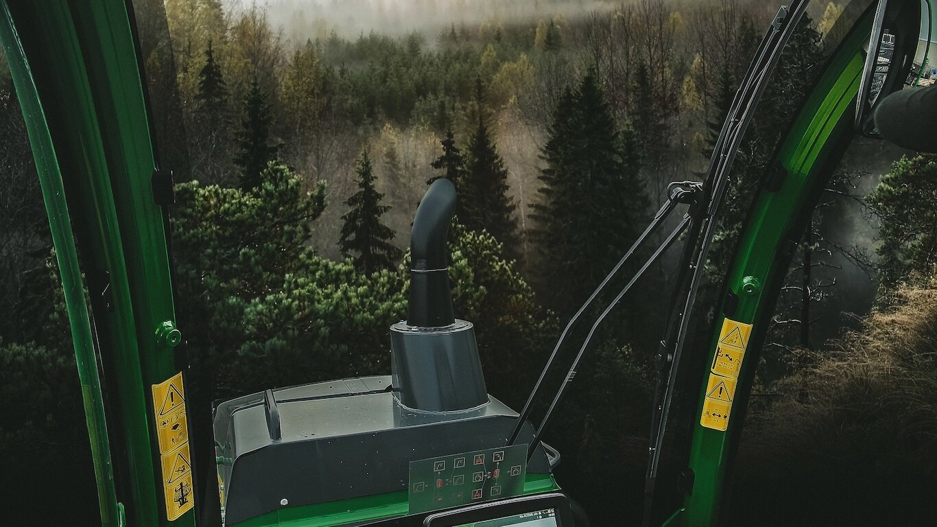 Large image of the upgraded RENCRAFT® Super Hard Coat windows on a G-Series Forwarder.