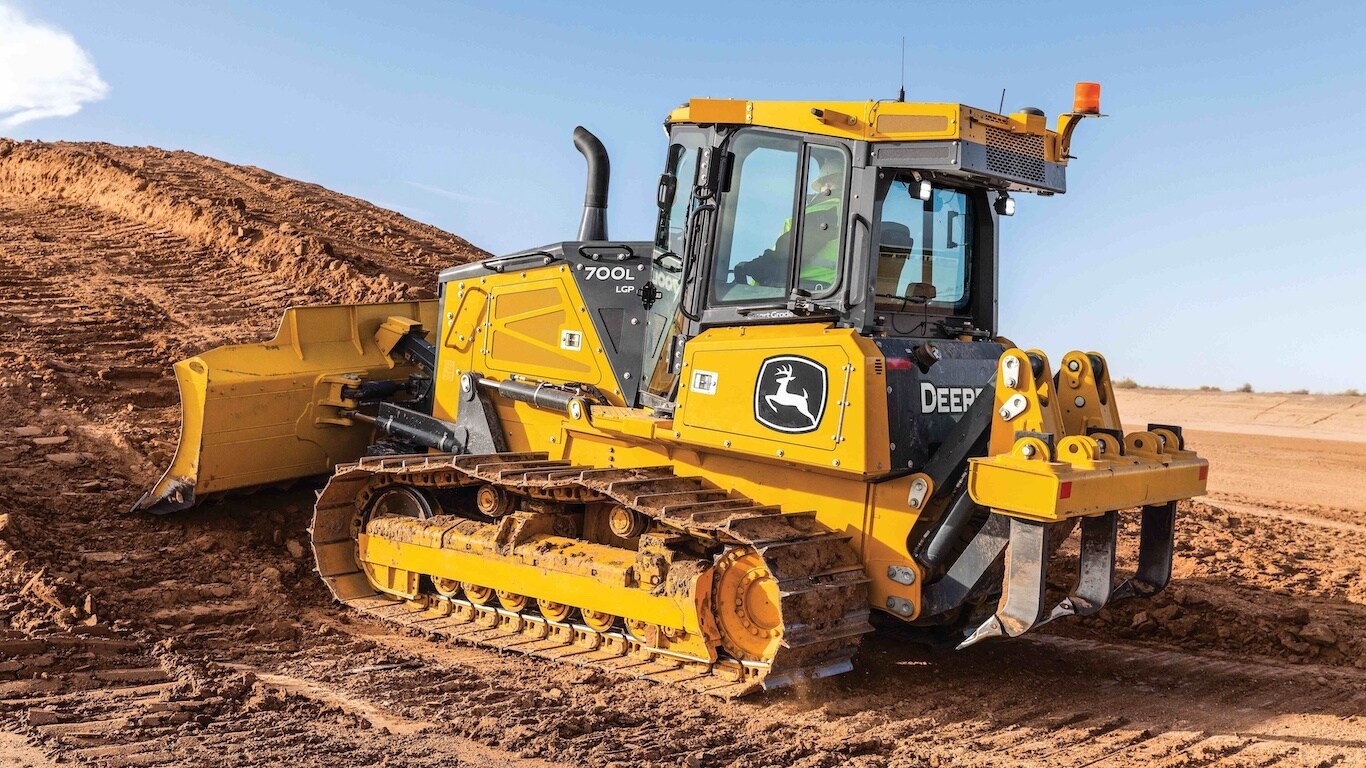 Image of the 700L dozer machine on a construction jobsite.