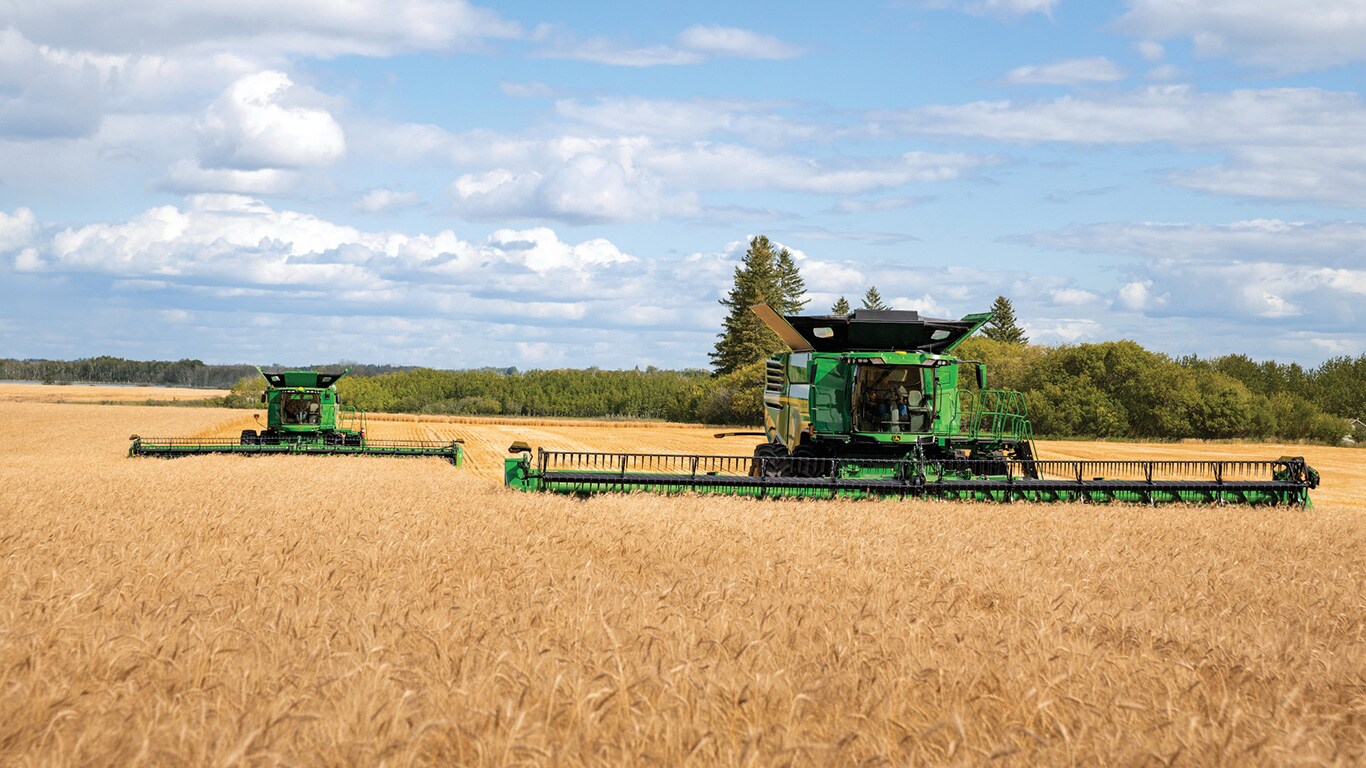John Deere HDR Rigid Cutterbar Draper working in field