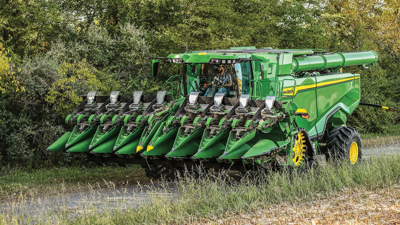 John Deere Combine with CF Folding Corn Head