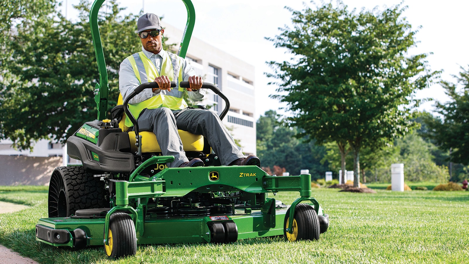 Who Makes a Rear Discharge Zero Turn Mower 