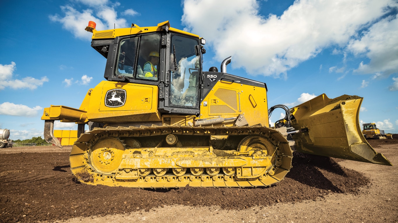 Side view of a 550P Dozer at a worksite.