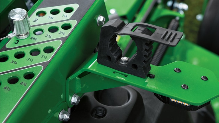 Close up the string trimmer carrier on a Q850M