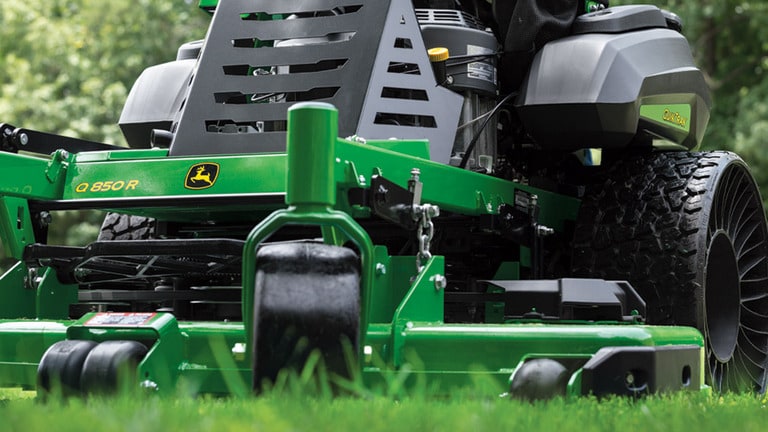 Close up of the Q850R QuikTrak Stand-on mower deck