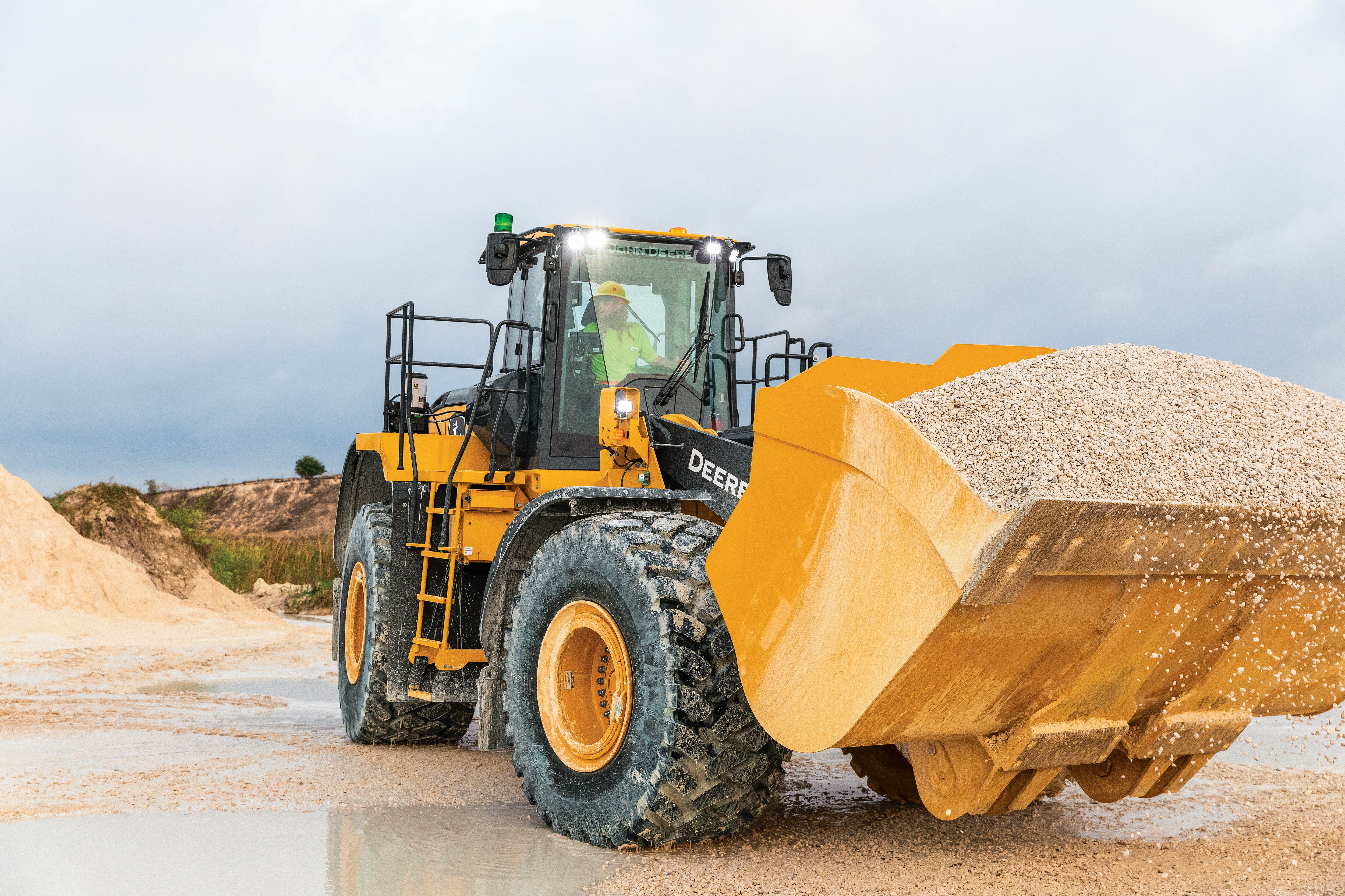 904 P-Tier Wheel Loader splashes through puddles at the Lago Verde Mine in Florida.