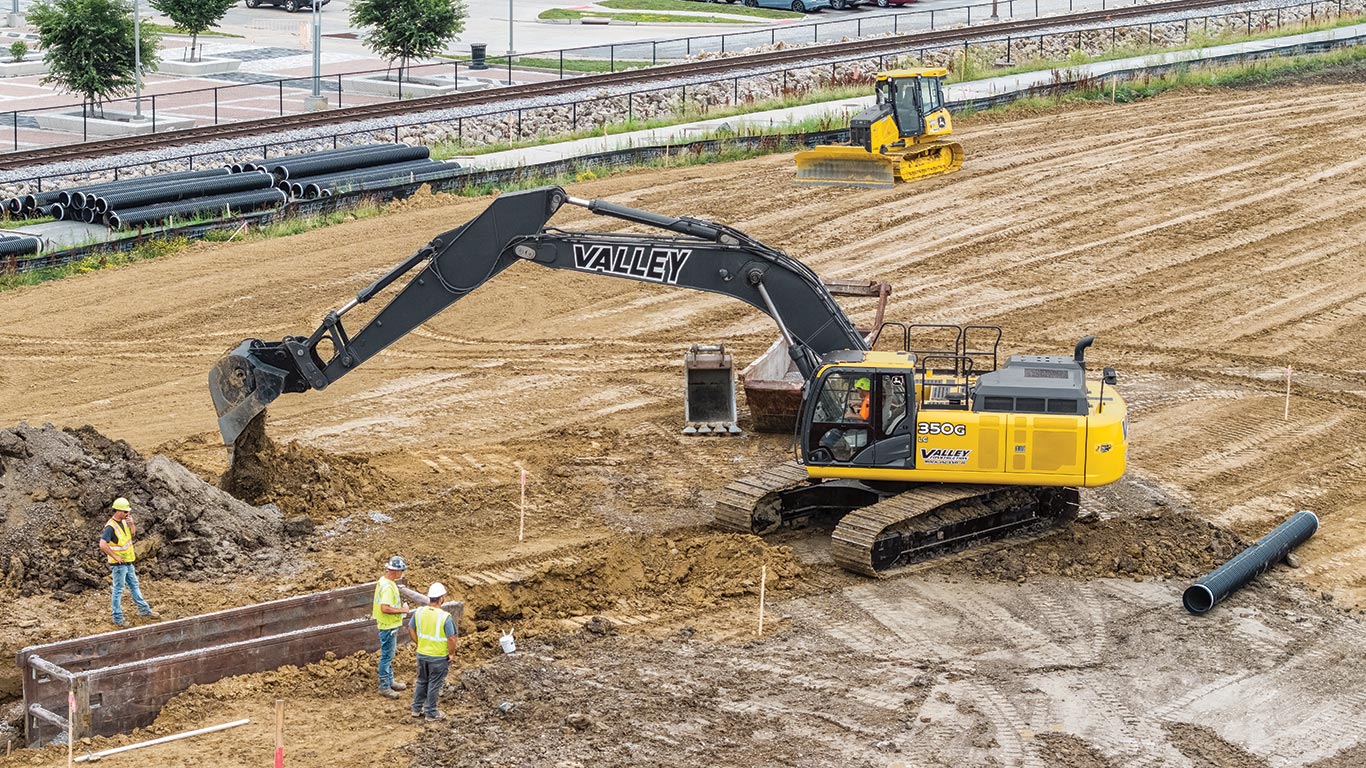 A John Deere 350 G-Tier Excavator digs a trench to prepare for adding trench boxes.