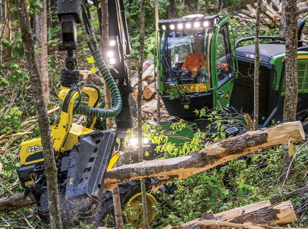 Don uses a 1270G Wheeled Harvester with an H425HD Harvesting Head to cut a log to length.