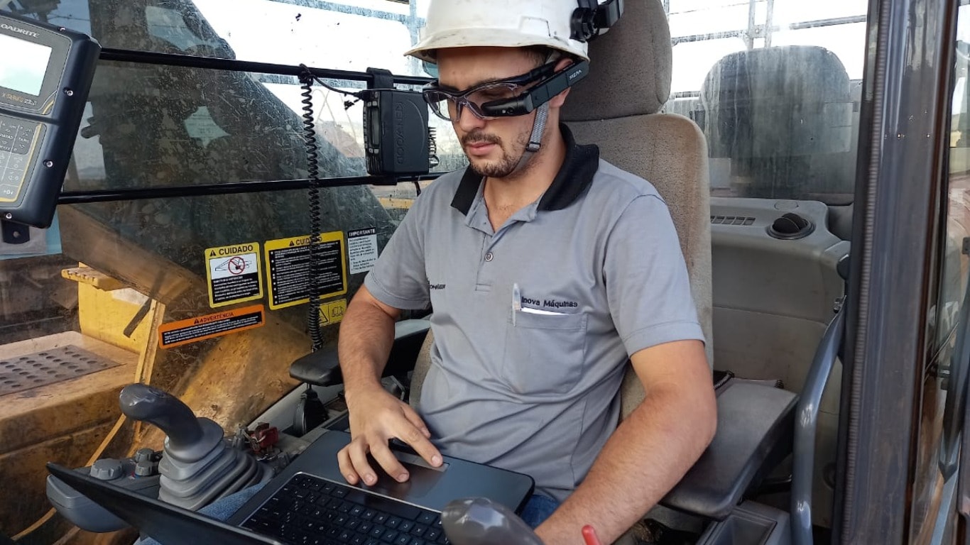 Companhia Siderúrgica Nacional utilizing John Deere Smart Glasses technology to troubleshoot an industrial engine problem