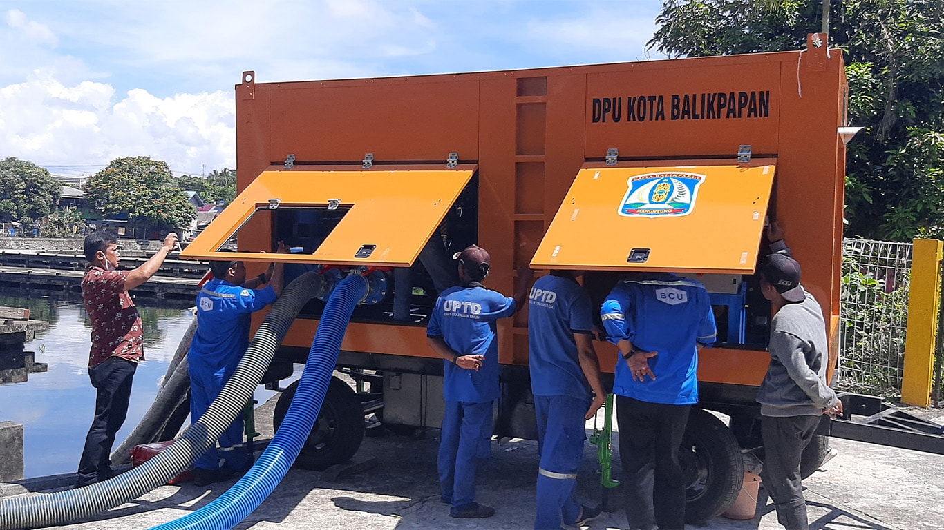 A BCU water pump at work in Indonesia with 6 workers standing by.