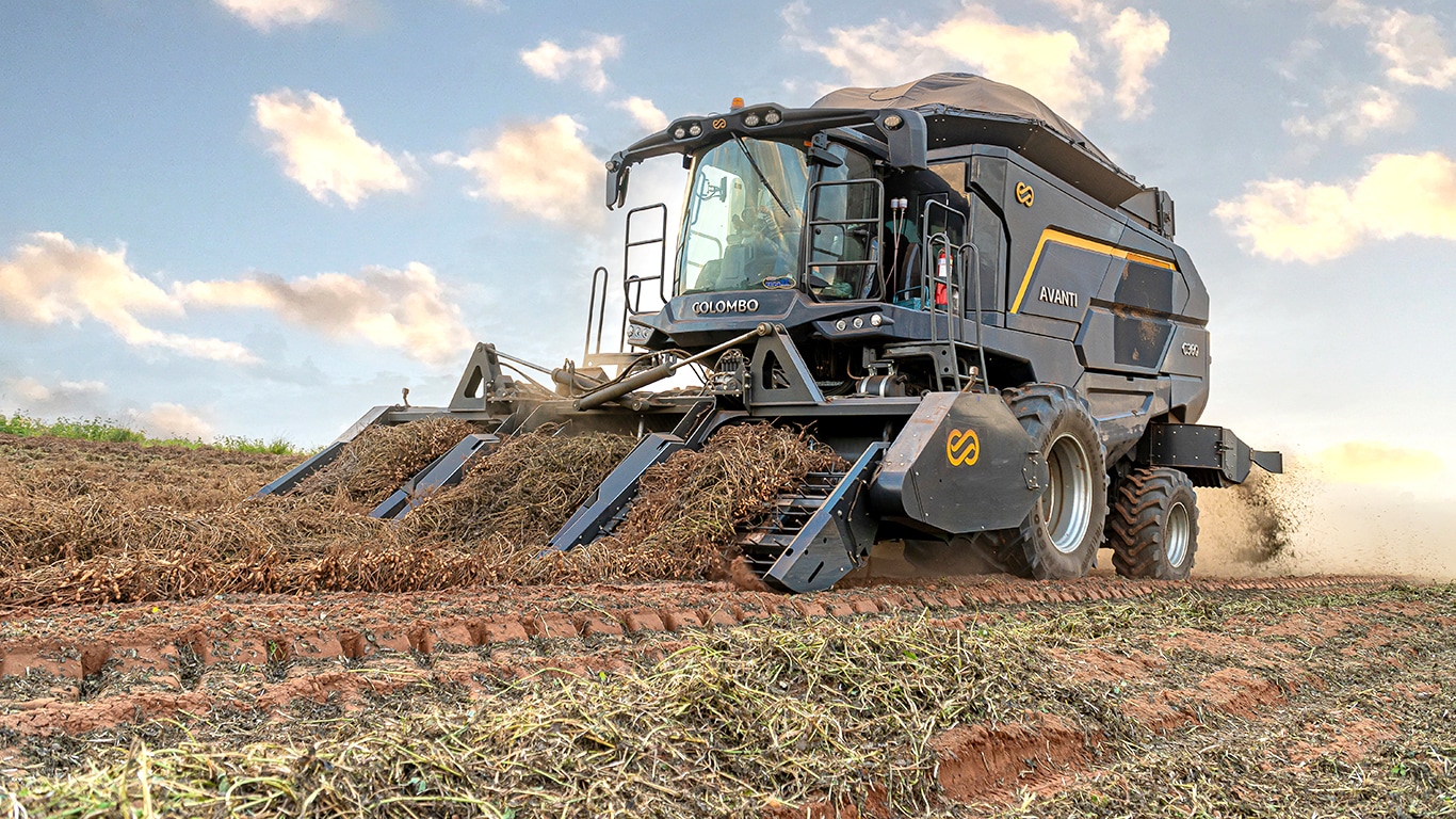 The AVANTI C410 self-propelled harvester powered by John&nbsp;Deere industrial engine working in the field
