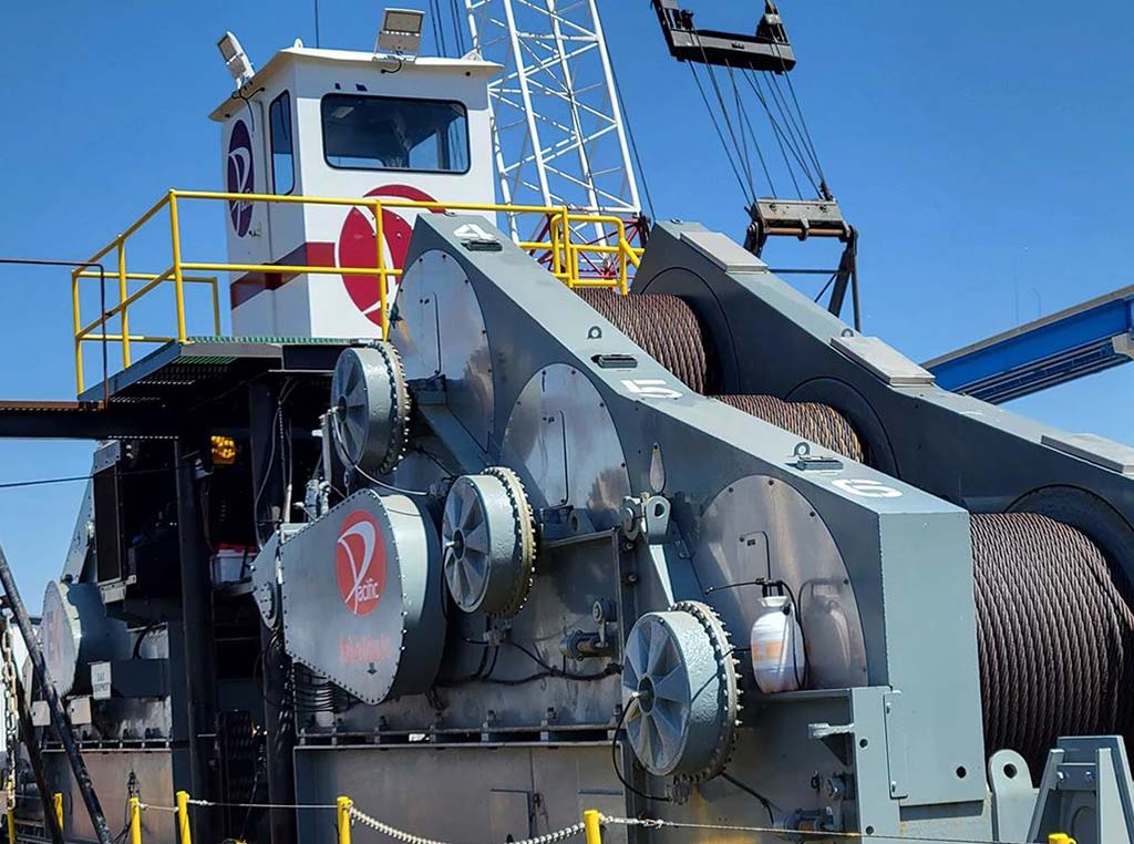 E&K Equipment’s heavy-duty marine winch powered by a John Deere engine on a boat.