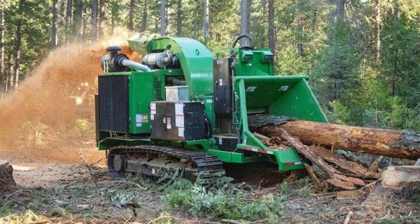 Bandit Industries 2290 Track Whole Tree Chipper, powered by a John&nbsp;Deere JD14 industrial engine, chips logs. 