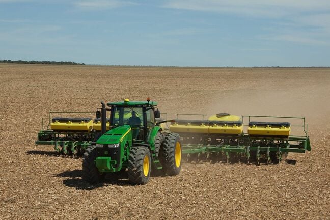 Tractor John Deere 8250R sembrando en campo de soja con una sembradora DB