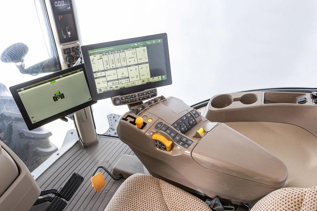 Imagen de la cabina del tractor 8250R donde se muestra la pantalla G5 com monitor extendido.