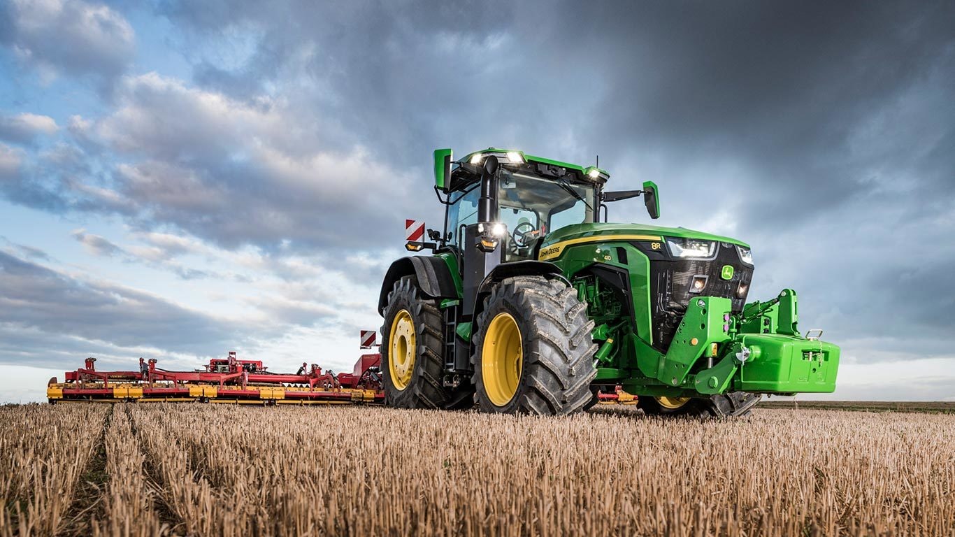 Foto de campo Trator grande John Deere serie 8R