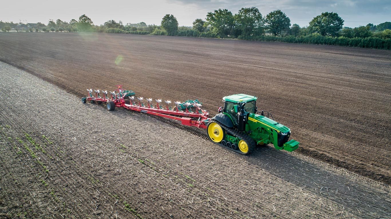 Foto de campo Trator grande John Deere serie 8RT