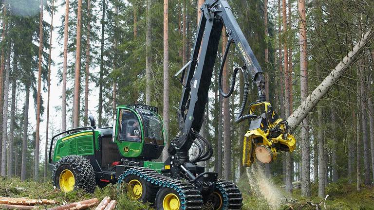 John Deere 1470G wheeled harvester with CH9 boom is felling a tree.