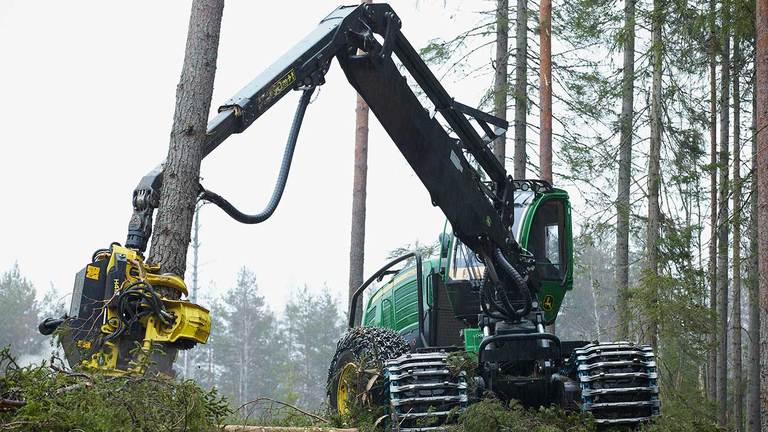 John Deere 1470G wheeled harvester with a H415 harvester head and CH9 boom.