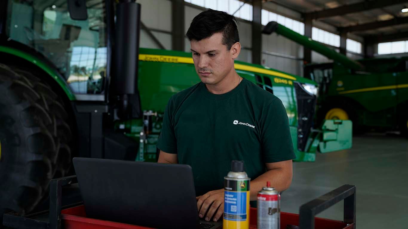 Técnico con laptop antendiendo un cliente