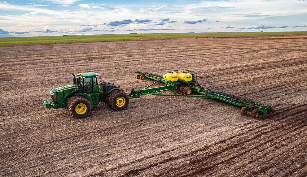 Trator Plantando com assistência remota e plantadeira db