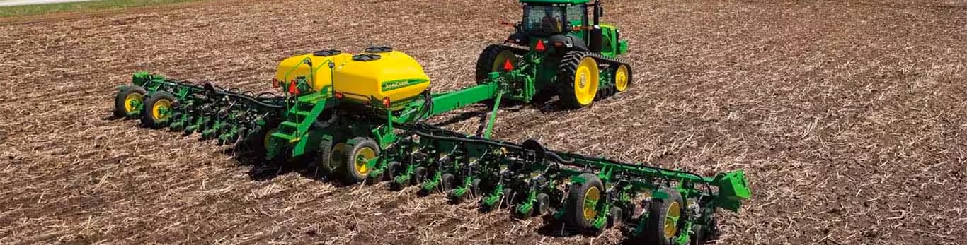 Sembradora John Deere en el campo, vista desde arriba