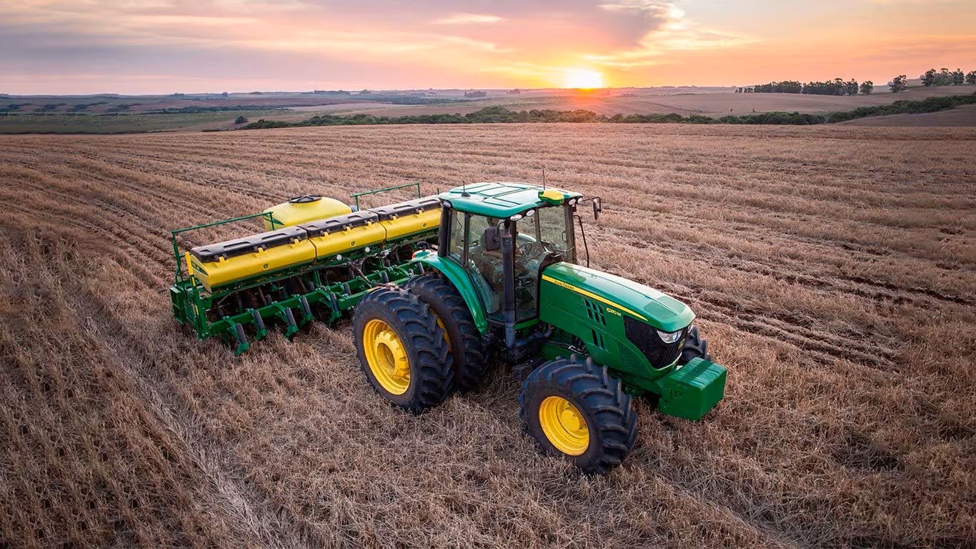Tractor John&nbsp;Deere en el campo