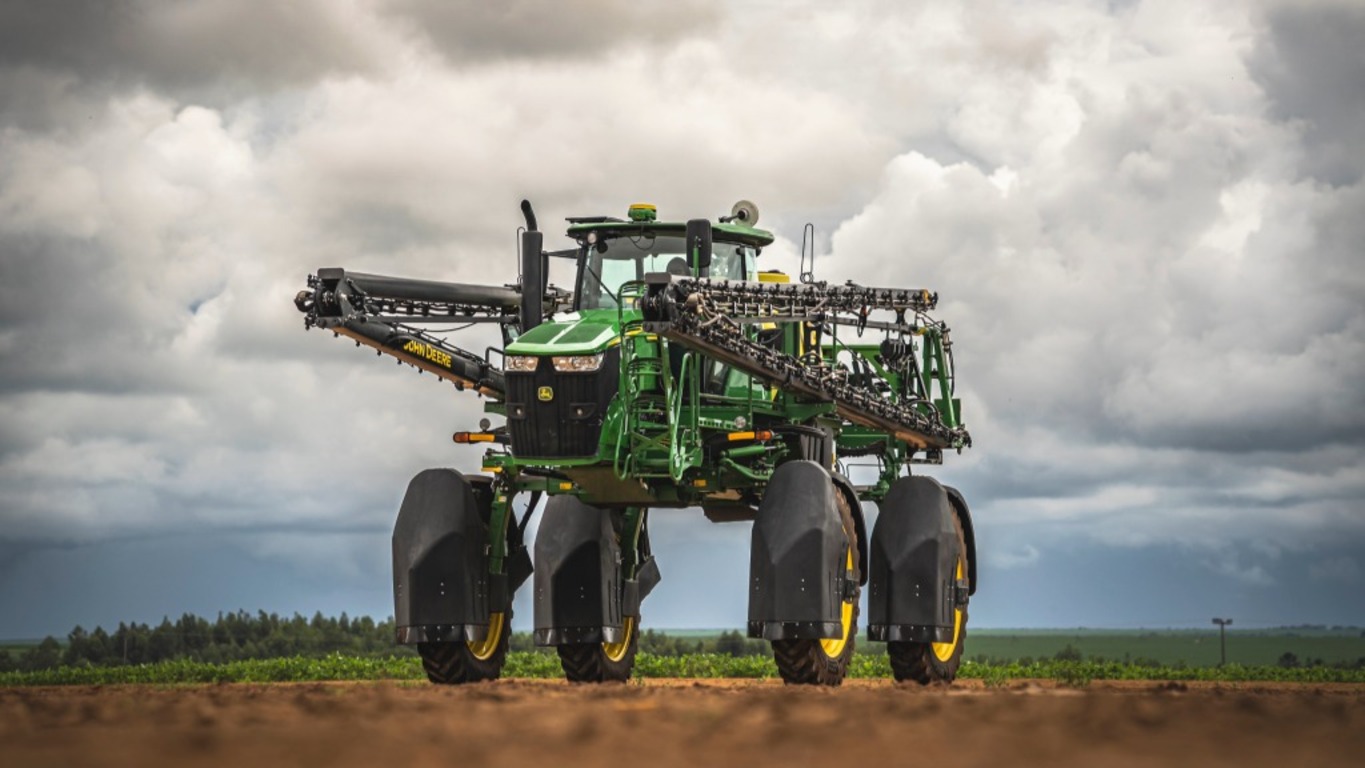 Pulverizador John Deere 230M en el campo.