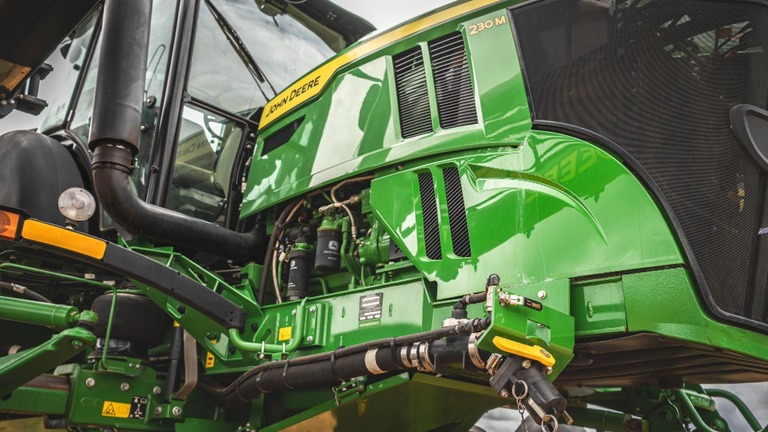 Pulverizador John Deere 230M en el campo.