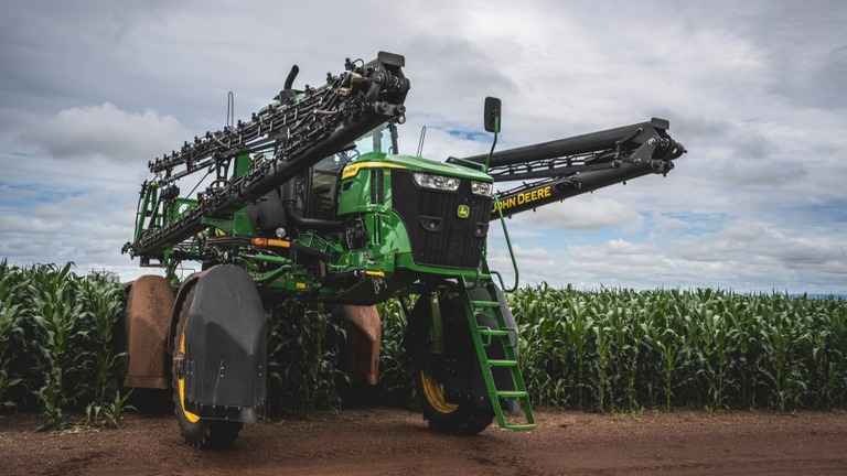 Pulverizador John Deere 230M en el campo.