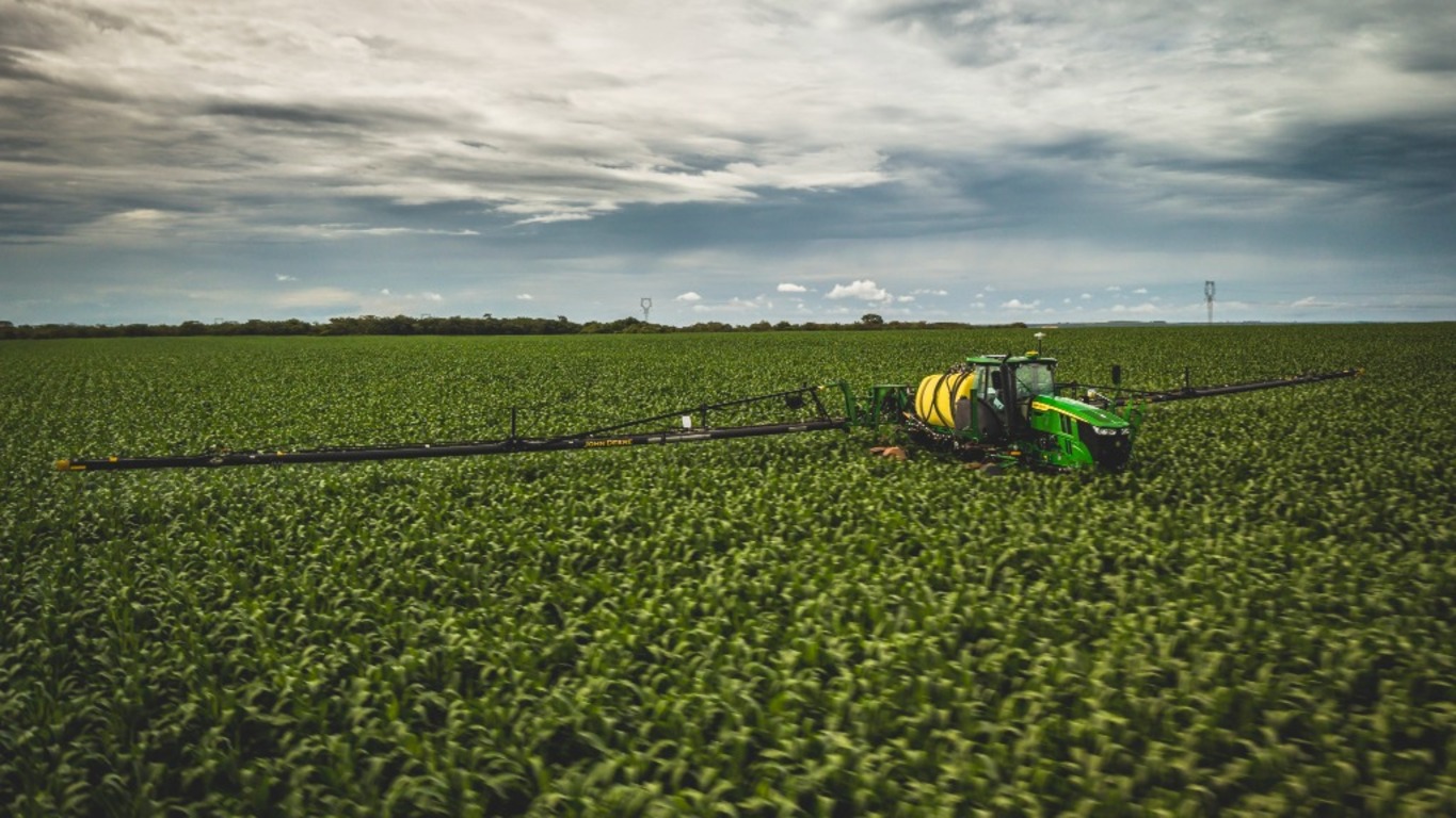 Pulverizador John Deere 230M en el campo.