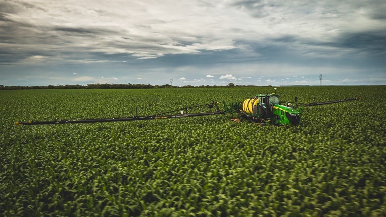 Pulverizador John Deere 230M en el campo.