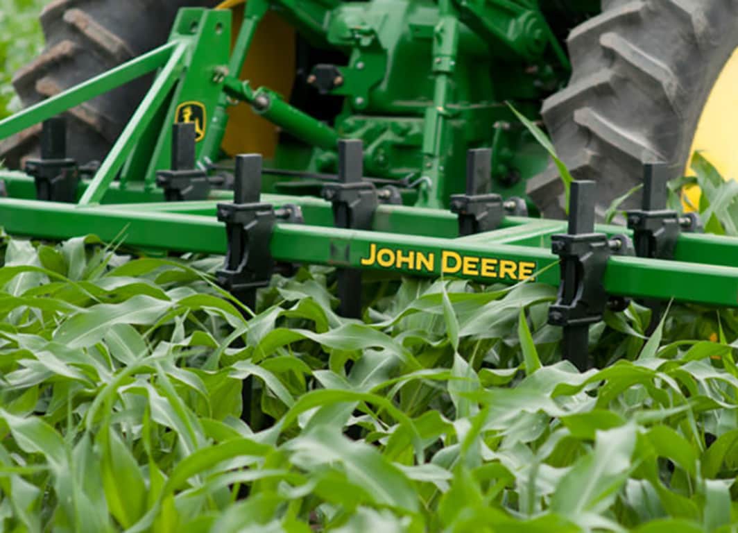 Cultivador MX 10 en el campo.